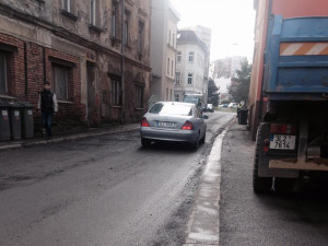 Tankodrom v Orlí ulici. Nového povrchu silnice se řidiči dočkají do konce listopadu