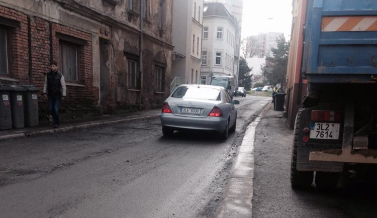 Tankodrom v Orlí ulici. Nového povrchu silnice se řidiči dočkají do konce listopadu