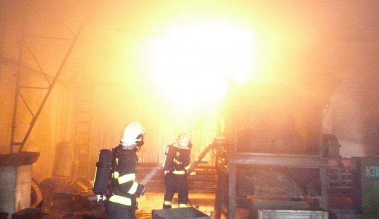 Požár stroje ve výrobní hale způsobil stotisícovou škodu