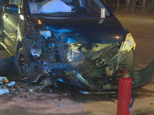 Nájezd na průtah Libercem blokovala v úterý večer nehoda dvou aut