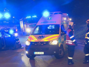 Nájezd na průtah Libercem blokovala v úterý večer nehoda dvou aut