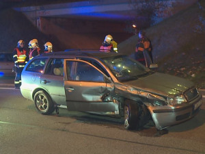 Nájezd na průtah Libercem blokovala v úterý večer nehoda dvou aut