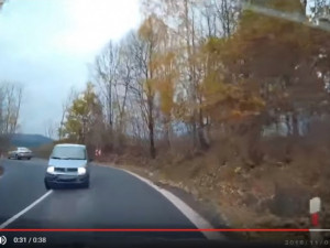 VIDEO: Milimetry od čelní srážky. Řidič nezvládá auto a vjíždí do protisměru