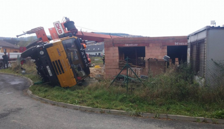 Převrácený jeřáb v Šimonovicích.