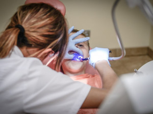 Víkendová bolest zubů? Zubní pohotovost bude v Liberci minimálně další dva roky