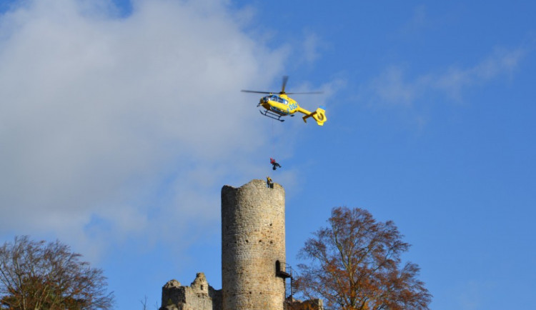 Vrtulník nad Frýdštejnem