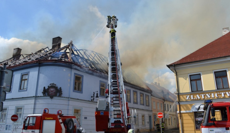 Vyhořelý Kounicův dům v České Lípě chátrá, majiteli hrozí pokuta