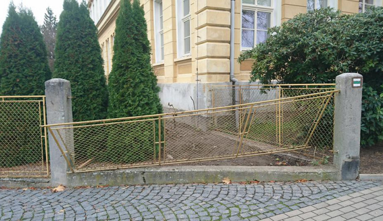 Hrušeň vydržela v Hrádku jen pár dní.