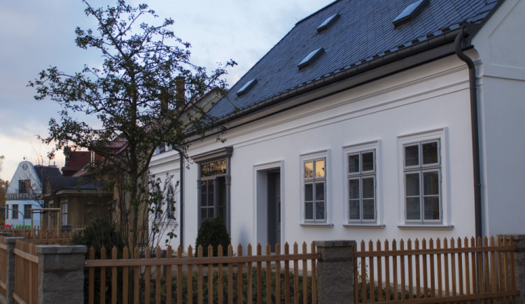 Ve Vratislavicích skončila obnova Porscheho rodného domu