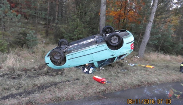 Řidička na namrzlé silnici otočila auto na střechu