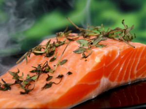 Norský losos jedovaté pesticidy neobsahuje, ale „prošel liposukcí“