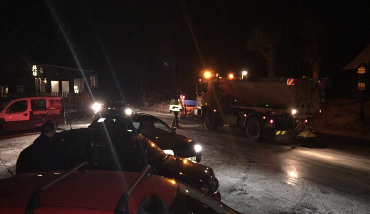 Ledovka trápila řidiče v Oldřichově v Hájích