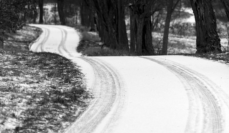 SJÍZDNOST: Na silnicích v Jizerských horách je zledovatělá vrstva sněhu