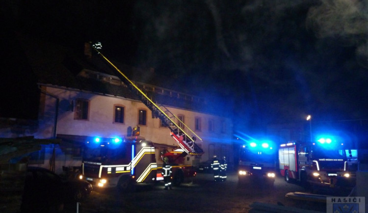 Ochlazení ukazuje, kdo nešetřil na návštěvě kominíka. Ve Václavicích hořel komín rodinného domu