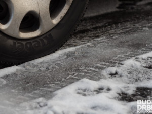 Meteorologové varují, na silnicích se může kvůli mrznoucím srážkám místy tvořit ledovka