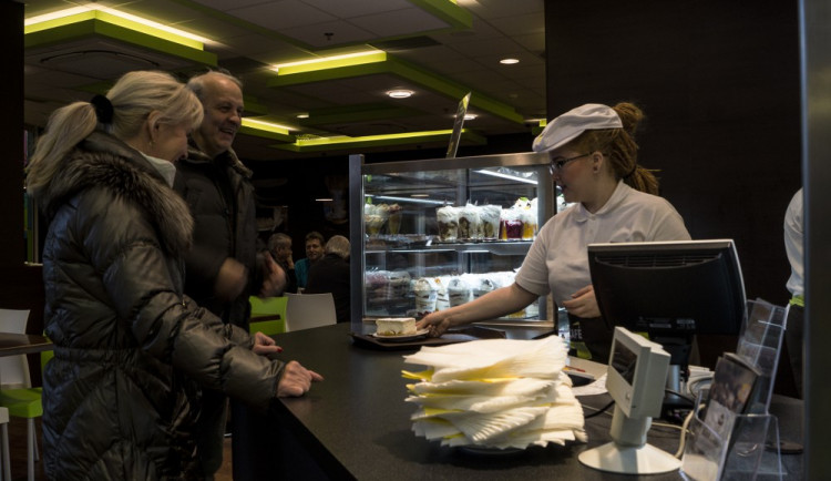 Domácí poctivá výroba a kvalita. Pod střechou hypermarketu Globus se otevřelo Café Globus