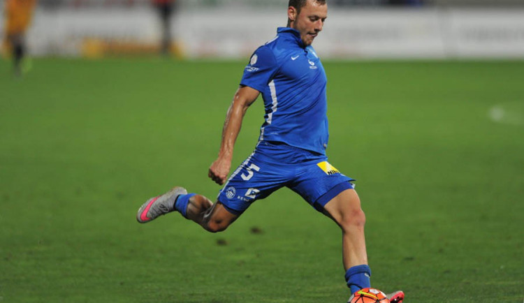 Pro Vladimíra Coufala skončil zápas předčasně. Obdržel dvě žluté a musel ven.