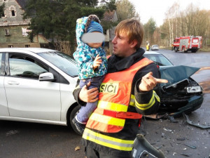 Tak trochu jiný zásah. Hasiči se při dnešní nehodě postarali o jedenáctiměsíčního chlapečka