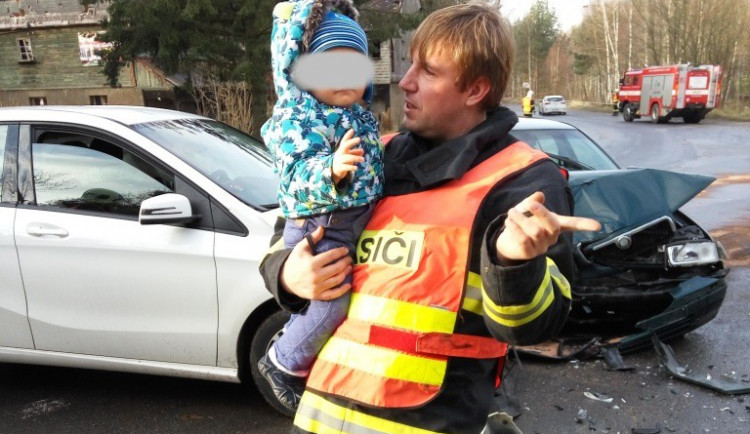 Tak trochu jiný zásah. Hasiči se při dnešní nehodě postarali o jedenáctiměsíčního chlapečka