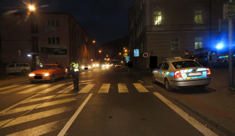 Těžce zraněné seniorka skončila po střetu s autem v nemocnici