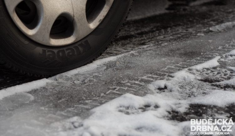 SJÍZDNOST: Silnice v Libereckém kraji mohou namrzat, teploty jsou po nulou
