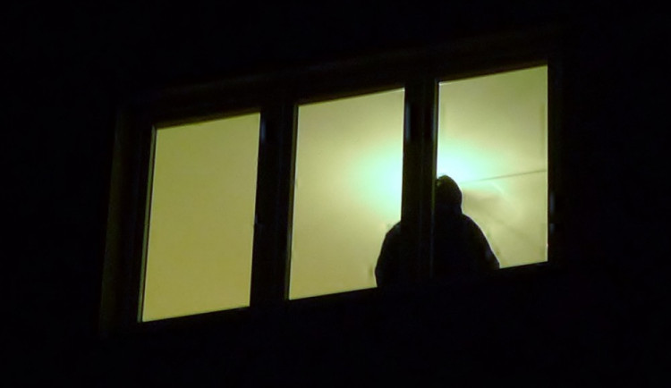 Vyděšený kolemjdoucí volal strážníky k oběšenci. Zmátl ho kabát s čepicí pověšený na okně