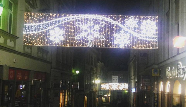 Centrum Liberce má novou vánoční výzdobu. Za osvětlení zaplatilo město zhruba milion korun