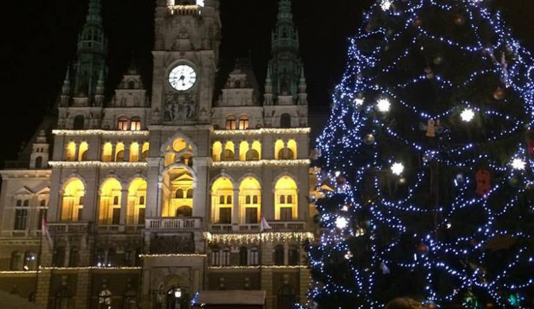 Rozsvěcení vánočního stromu zaplnilo náměstí v Liberci