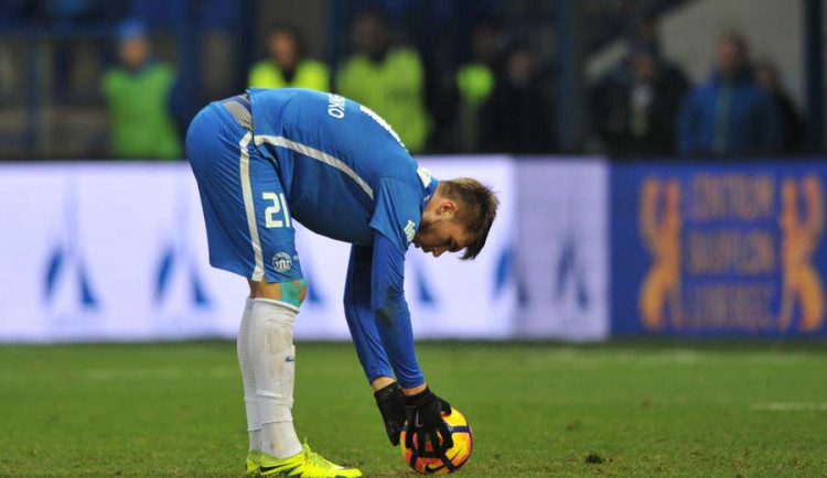 Komličenko si chystá míč na penaltu