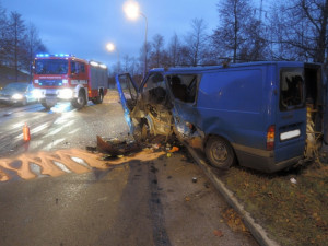 FOTO: Ranní srážka dvou aut v Rochlici. V jednom z vozů zůstal zaklíněný člověk