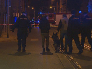 Policisté společně s hasiči evakuovali dům u Starých Pekáren, Hanychovská ulice byla uzavřena