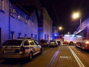 Policisté společně s hasiči evakuovali dům u Starých Pekáren, Hanychovská ulice byla uzavřena