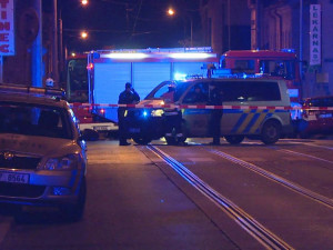 Policisté společně s hasiči evakuovali dům u Starých Pekáren, Hanychovská ulice byla uzavřena