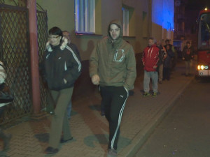 Policisté společně s hasiči evakuovali dům u Starých Pekáren, Hanychovská ulice byla uzavřena