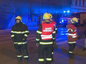 Policisté společně s hasiči evakuovali dům u Starých Pekáren, Hanychovská ulice byla uzavřena