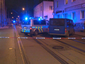 Policisté společně s hasiči evakuovali dům u Starých Pekáren, Hanychovská ulice byla uzavřena