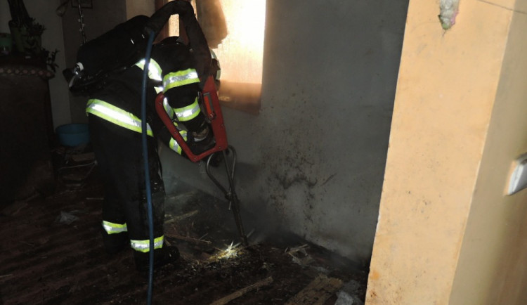 Požár domu zaměstnal šest jednotek hasičů