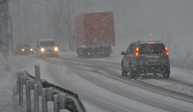 Na Liberecko se žene první výraznější sněžení, hraniční přechod v Harrachově se uzavře pro nákladní dopravu