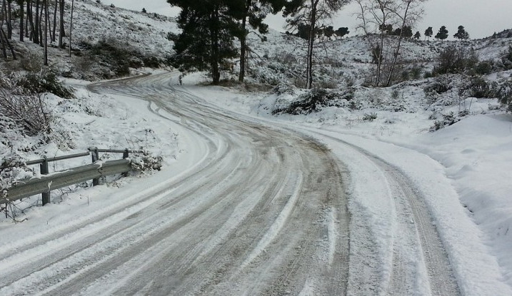 Sněžení komplikuje dopravu na Liberecku, policie uzavřela silnici na Králův háj
