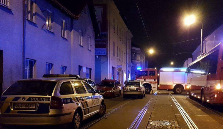 Anonym, který vyhnal nájemníky z ubytovny, stále uniká. Podle policie šlo o muže volajícího z automatu