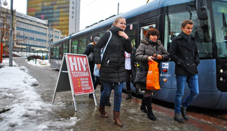 FOTO: Osvětová tramvaj proti AIDS opět vyrazila do ulic Liberce