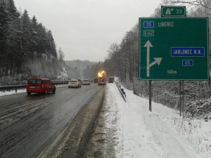 Uježděný sníh stále komplikuje dopravu na několika místech, pro kamiony jsou uzavřeny dvě silnice