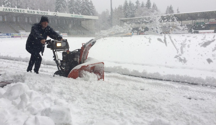 Páteční ligový zápas Jablonce s Hradcem byl kvůli sněžení odložen