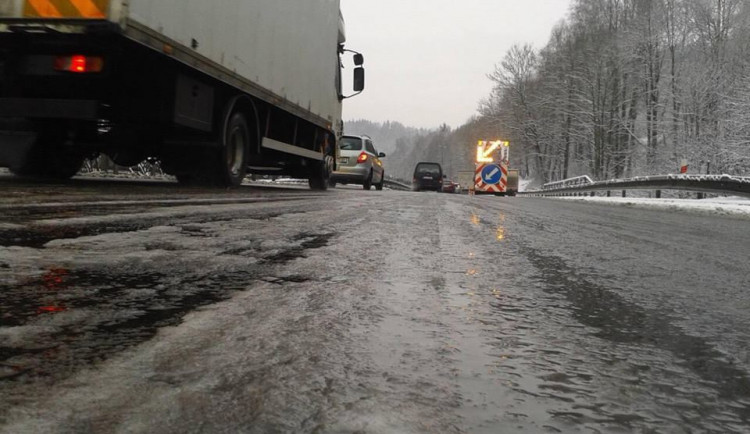 Po středečním sněžení se pro nákladní dopravu otevřela poslední silnice