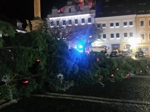 Silný vítr vyvrátil vánoční strom na náměstí v České Lípě. Hasiči mají na svém kontě desítky zásahů