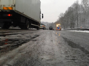 Po středečním sněžení se pro nákladní dopravu otevřela poslední silnice