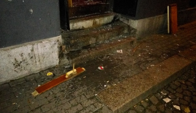 Vandal řádil v baru v centru Liberce. Nejprve urážel hosty a obsluhu, poté rozbil vše, co mohl