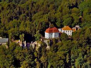 Oprava střechy kaple na hradu Valdštejn se protáhne až do jara