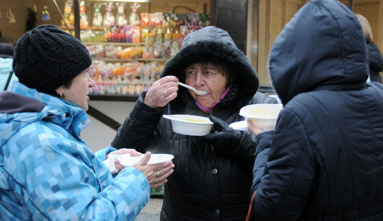 Liberečané si před radnicí dali dýňovou polévku. Tradičně ji naléval také primátor