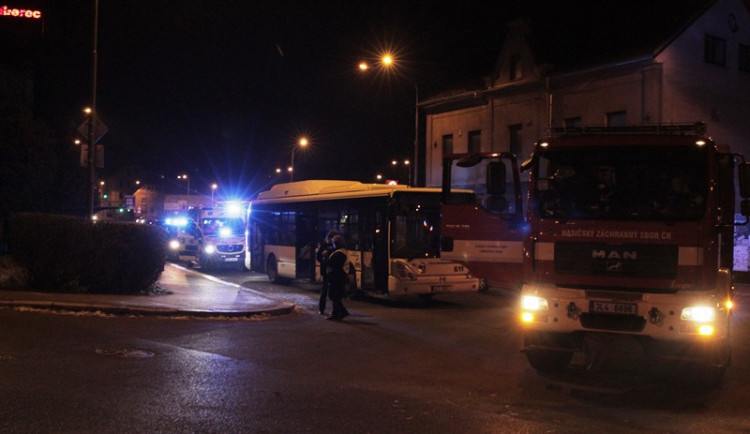 Při odpoledním střetu autobusu s osobním automobilem v Chrastavské ulici se zranil jeden člověk